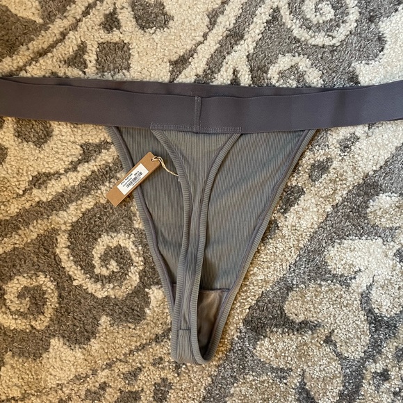 SKIMS COTTON RIB THONG - Picture 6 of 10